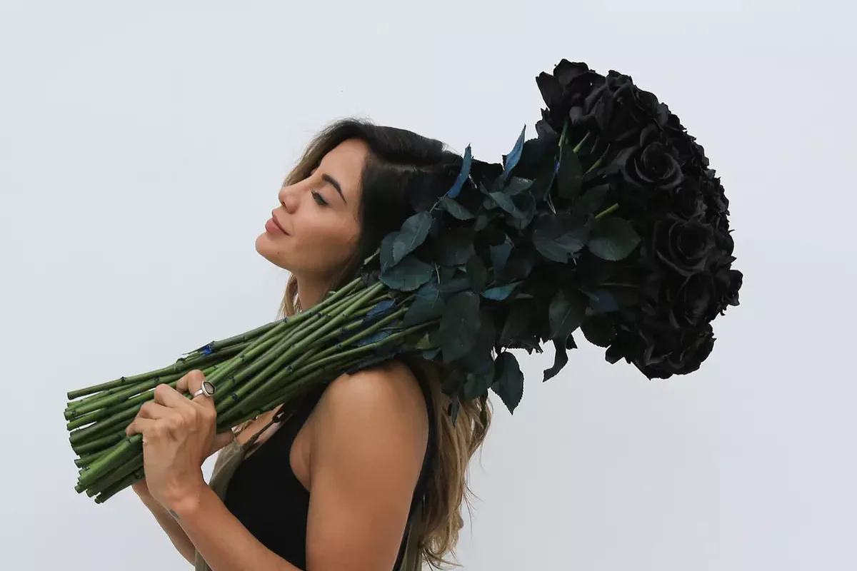 Bring Flowers Into Everyday Life With Rosaholics Subscriptions and Seasonal Blooms