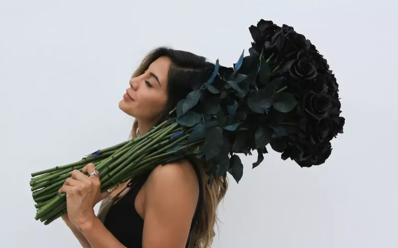 Bring Flowers Into Everyday Life With Rosaholics Subscriptions and Seasonal Blooms